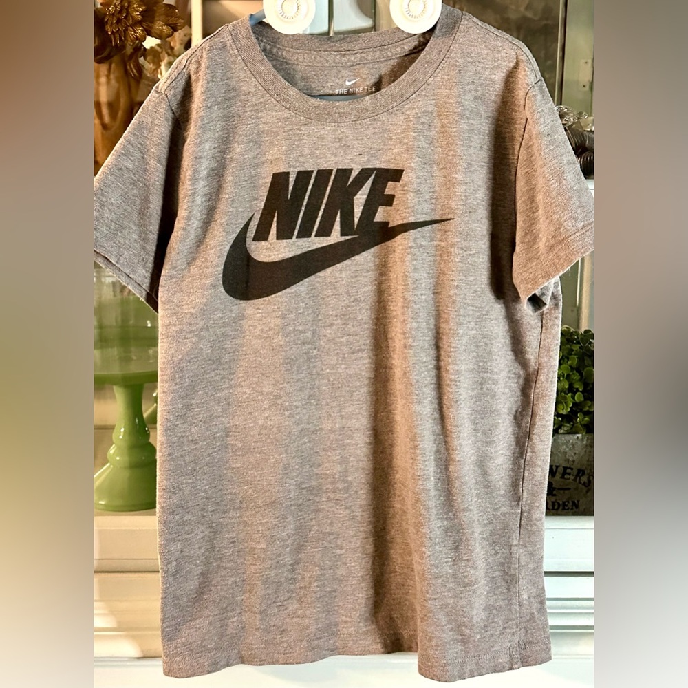 Nike Men's Gray Short Sleeve Tee